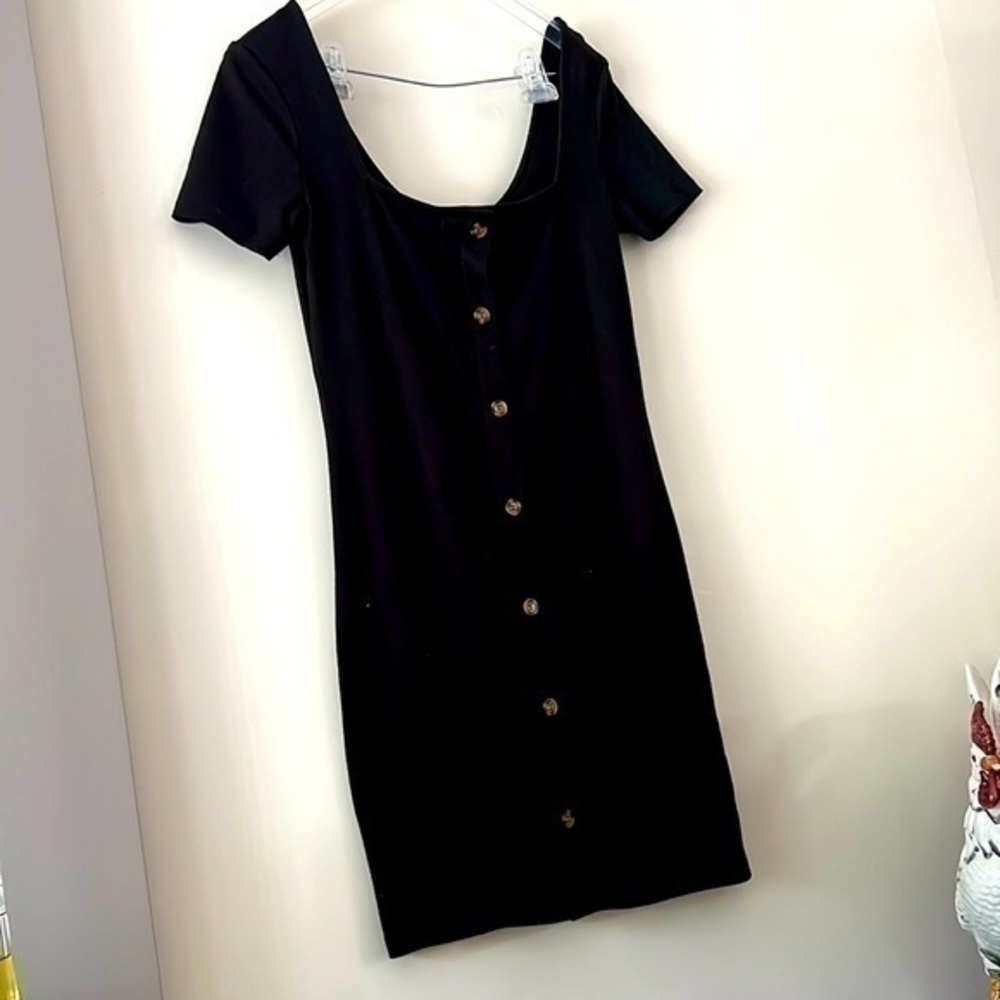 Divided size large black dress with button detail